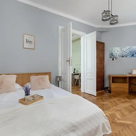 Charming With Desk In Downtown Cracow By Renters * Краков