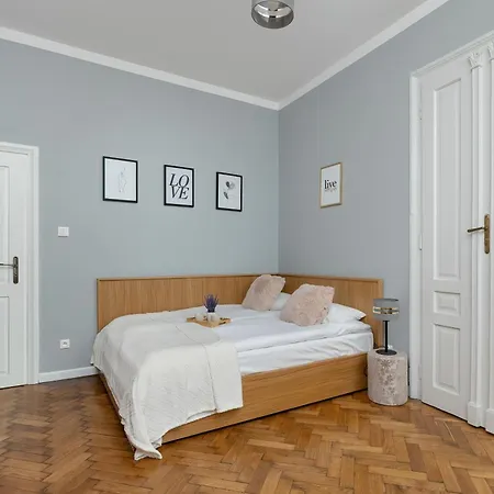 Апартаменты Charming With Desk In Downtown Cracow By Renters