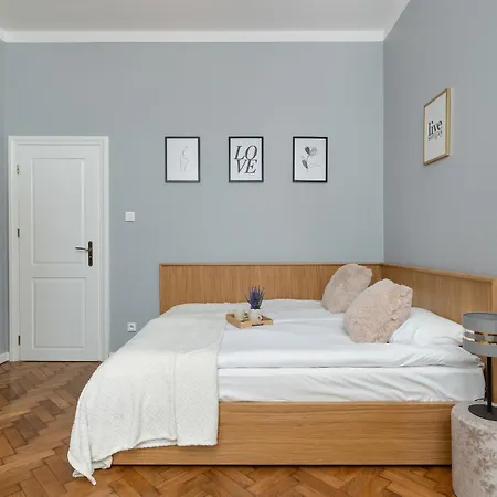 Charming With Desk In Downtown Cracow By Renters * Краков