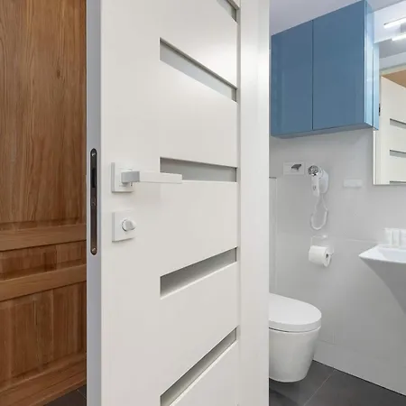 Charming With Desk In Downtown Cracow By Renters Apartment