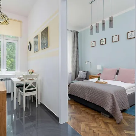 Charming With Desk In Downtown Cracow By Renters Краков