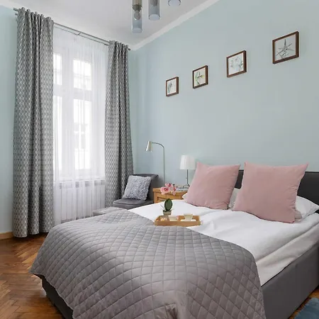 Charming With Desk In Downtown Cracow By Renters Appartement *