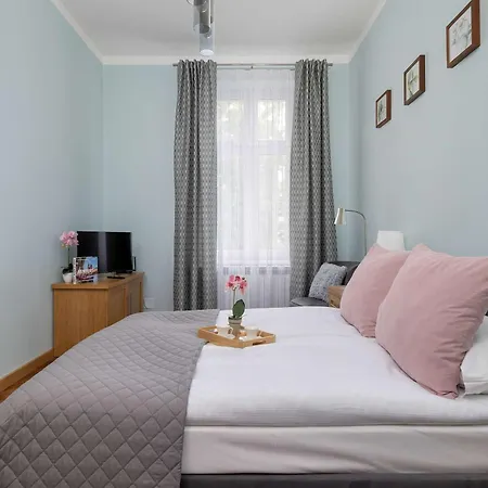 Charming With Desk In Downtown Cracow By Renters Appartement Krakau